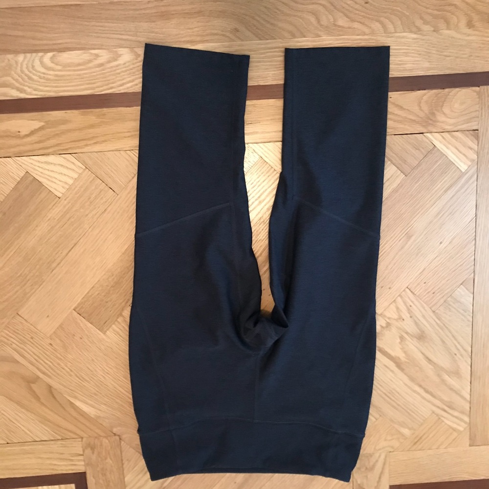 Outdoor voices knee cap leggings in black